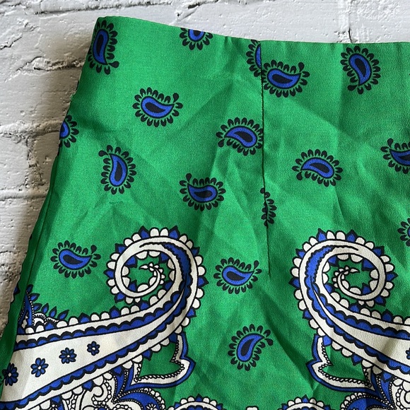 ZARA | Emerald green dainty ruffle hem paisley print shorts - Picture 2 of 6